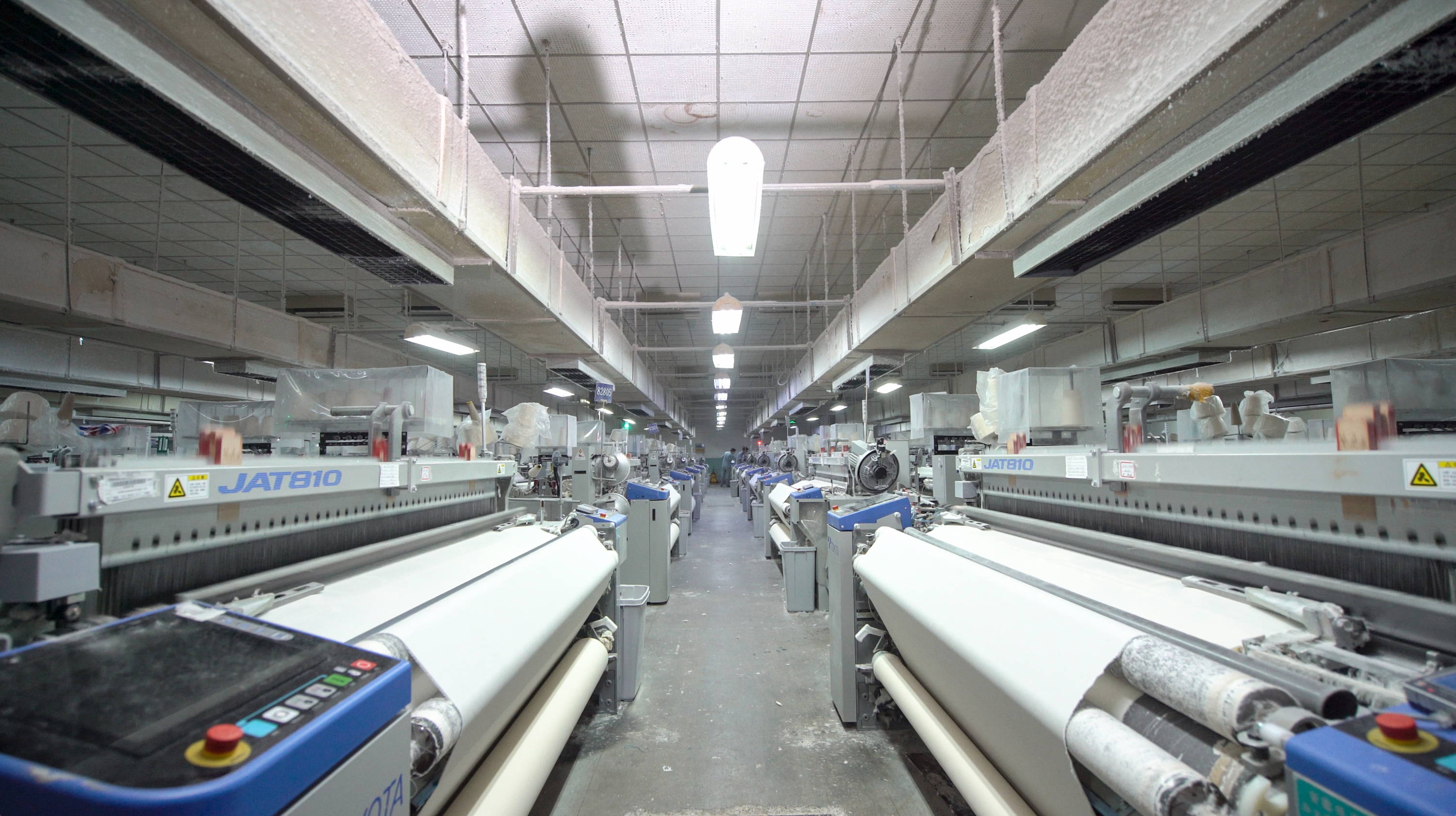 Knitting-floor equipment processing fabric rolls before garment cutting